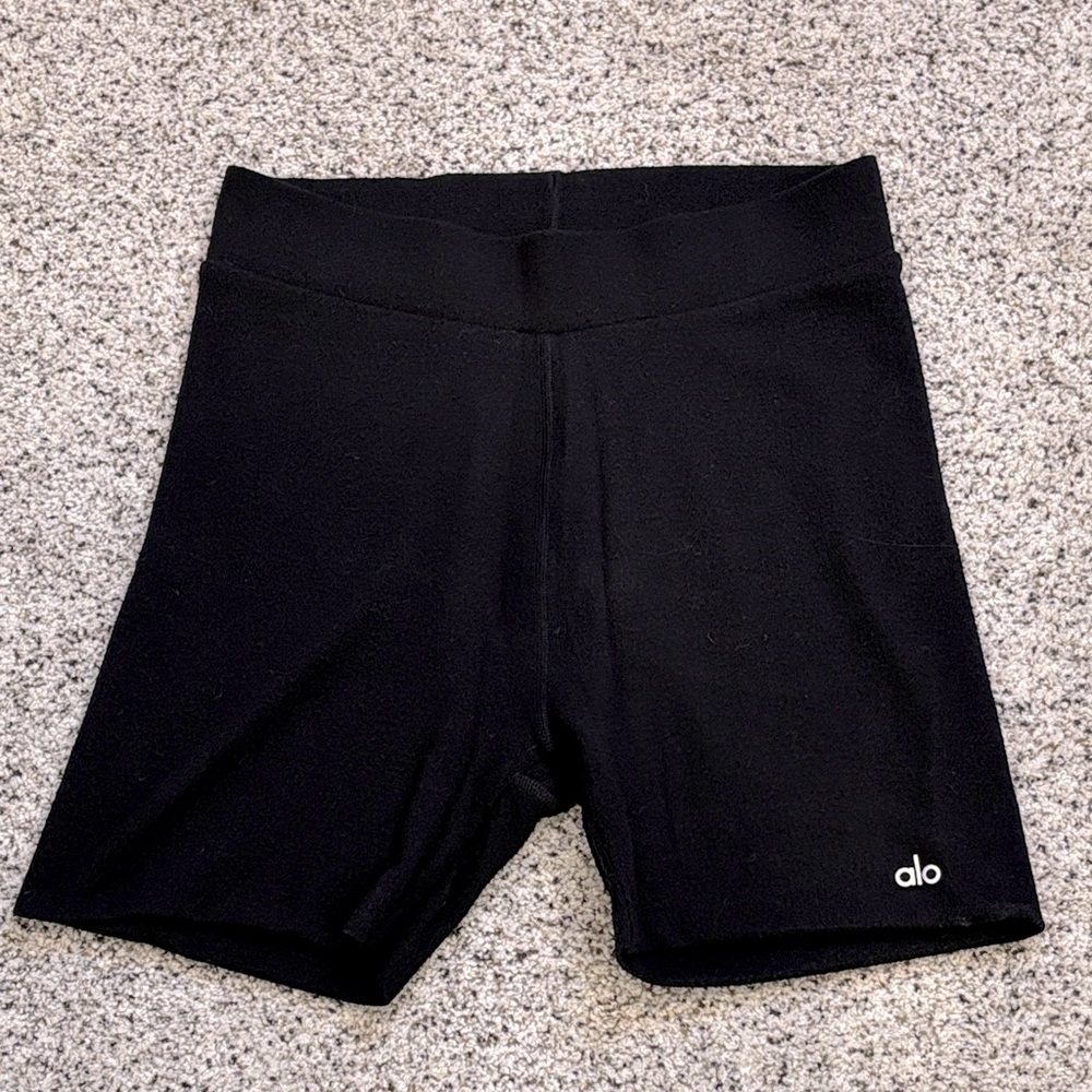 Alo me time lux shorts, size large. Black